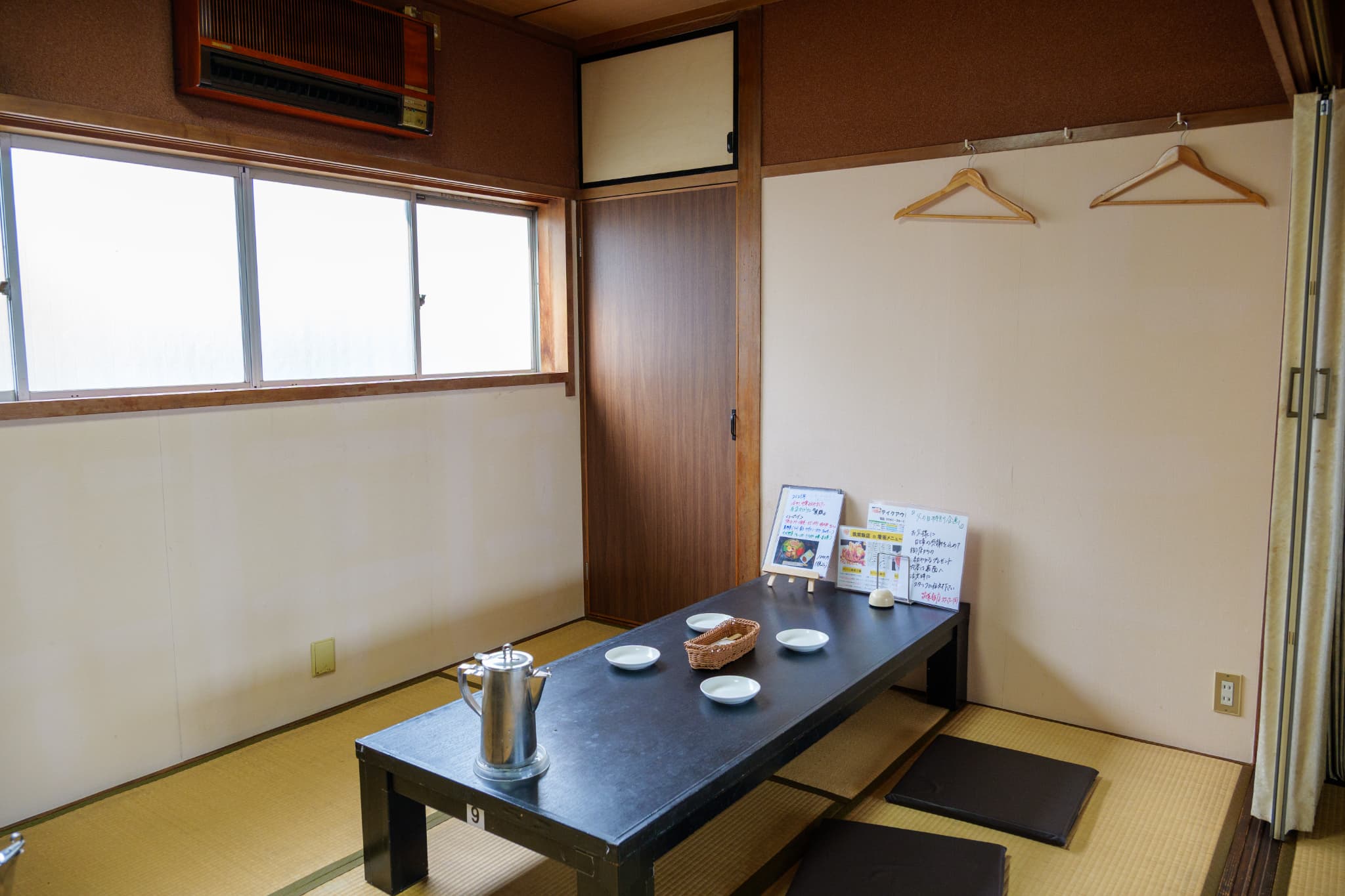 2階 小部屋（6人テーブル4席）